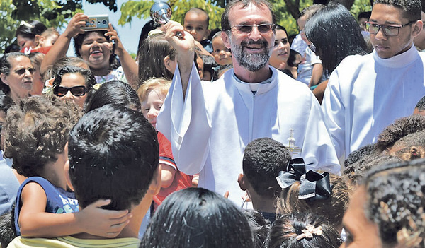 Pfarrer Christian Mayr in seiner Pfarre in Brasilien... 