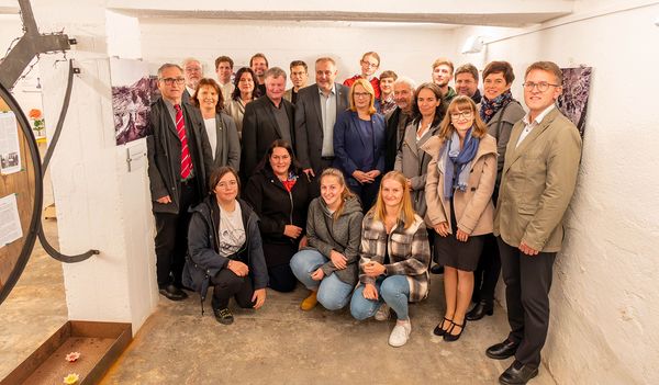 Gedenkfeier an die Opfer des ehemaligen KZ Au?enlagers Ternberg unter dem Thema ?Politischer Widerstand?Bild: Gruppenfoto u.a. mit Doris Bures (Zweite Pr?sidentin des Nationalrates), Magdalena Lorenz (Vorsitzende Katholische Jugend O?), Karl Ramsma