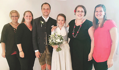 Die Braut Agnes Schwarzenberger (Mitte), seit der Hochzeit Rathner und Julia Kogler, geborene Haas (rechts der Braut). Agnes und Julia sind seit 1997 in Verbindung. 