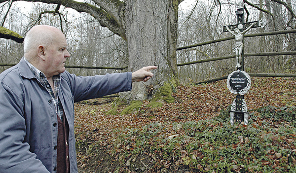 Werner Lehner weiß, wo all die geschleiften Dörfer standen. Die Gedenkkreuze erinnern an das Schicksal der Vertriebenen.