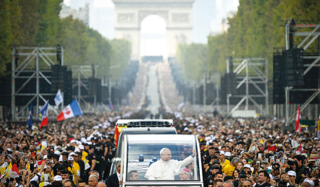 Papst Leo XIV. auf den Champs-Élysées.  