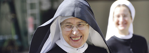 Wegen mehreren gewährten Kirchenasylsfällen soll die deutsche Benediktinerin Mechthild Thürmer vor Gericht. 