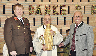 Pfarre Kirchham: Pfarrer P. Burkhard mit Bürgermeister Hans Kronberger und FF-Kommandant Ing. Bernhard Hutterer   