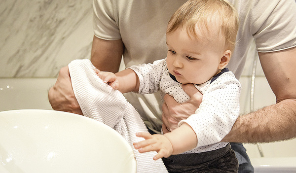 Wie ein Vater mit den Kindern umgeht, prägt die Familie mehr als häufig angenommen. Sein Umgang mit den anderen hinterlässt Spuren – so oder so.  