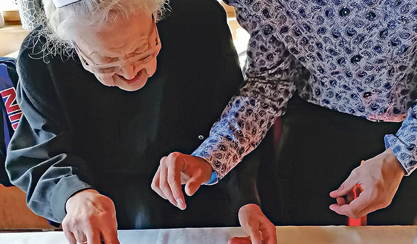 Sr. Bertholda Laherstorfer schnitt die Jubiläumstorte an.