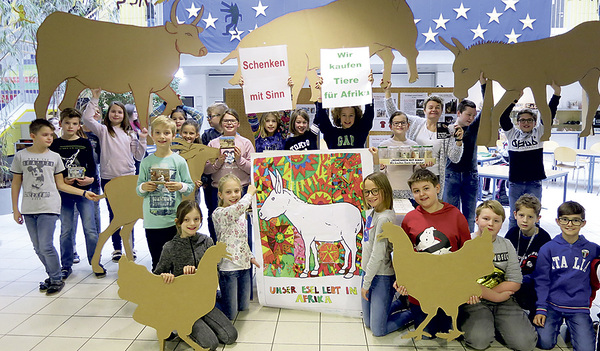 Im Werkunterricht aus Karton ausgeschnittene Tiere schmückten die Schule und luden zum Mitmachen bei der Aktion „Schenken mit Sinn“ ein.   