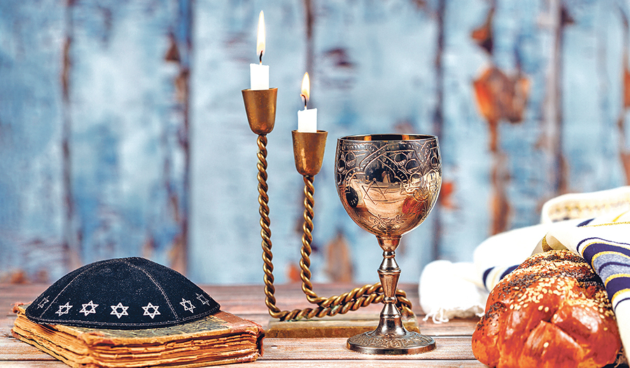 Wein, Brot, Kerzen spielen sowohl in jüdischen als auch in christlichen Riten eine Rolle. 
