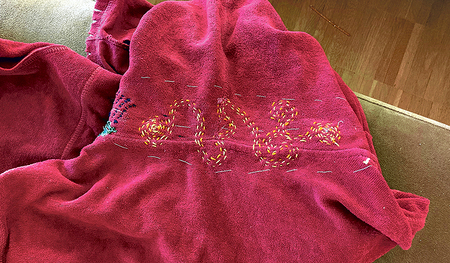Für (Mode-)Mutige darf die ausgebesserte Stelle ruhig bunt und auffällig sein, wie auf dieser in die Jahre gekommenen Lieblingsjacke. 