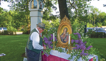 Blumen für Maria.  An manchen Orten wird bei einer Maiandacht ein „Marienaltar“ im Freien aufgebaut. Auch zu Hause schmückt man gerne ein Bild von Maria mit Blumen, um die Mutter Gottes zu ehren. 