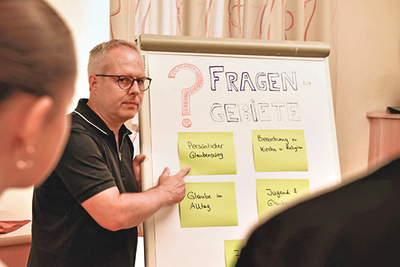 Ihr Firmbegleiter Stefan Manahl, Pfarrgemeinderat in Viechtwang, hat die Firmkandidat:innen auf das Interview vorbereitet.  