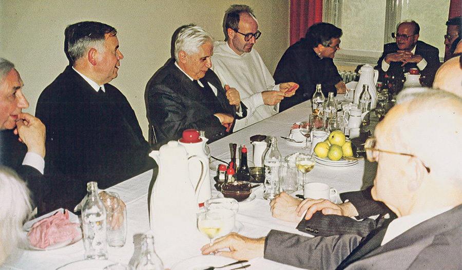 Urlaub und zugleich Arbeit am Katechismus: Kardinal Joseph Ratzinger (2. v. li.) im Sommer 1992 im Petrinum mit Bischof Maximilian Aichern (li.)   