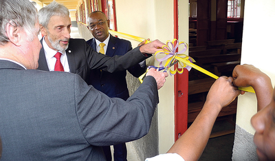 Bischof Scheuer, Franz Hehenberger und Minister Raphael Magyezi eröffnen den neuen Schulkomplex. 
