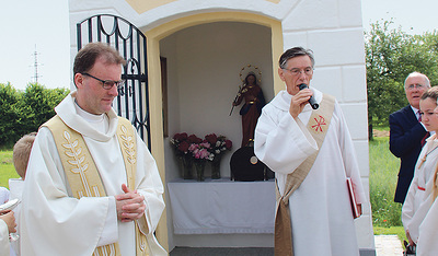 Diakon Hans Reindl (rechts) segnete mit Pfarrer Manfred Krautsieder von Linz-St. Paul die Laherkapelle. 