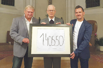 Pfarrer Dr. Josef Pollhammer (Mitte) dankt Johann „Der Rosenhammer“ (rechts) und  Dr. Edgar Pelz für das Benefizkonzert. 