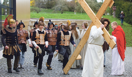 Im Johannesevangelium liest man: „Und Jesus selbst trug das Kreuz und ging hinaus zur sogenannten Schädelstätte, die auf Hebräisch Golgota heißt.“