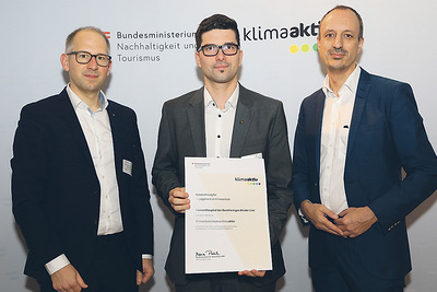 Klemens Hölzl (von links) und Daniel Eichinger von den Barmherzigen Brüdern nehmen von Sektionschef Jürgen Schneider die Auszeichnung für „Klimaaktiv-Energieeffizienz“ entgegen. 