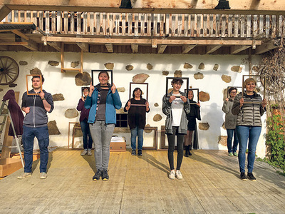 Sieben Schauspieler/innen der  Theatergruppe im Pienkenhof