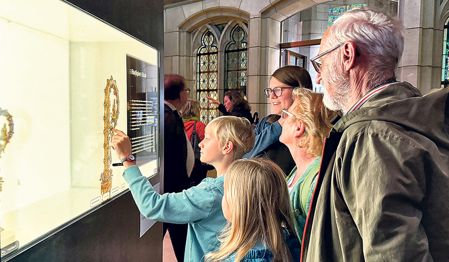 Vom Domcenter aus führt ein Durchgang in die östliche Turmkapelle,  in der liturgische Geräte in digitaler Aufmachung zu bestaunen sind. 