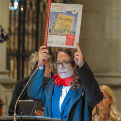 Lisa-Maria Hammerl bringt den Zeitungsständer mit der aktuellen Ausgabe