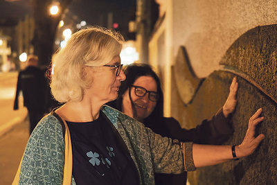 Friedhöfe als Orte der lebendigen Erinnerung. Mit echtem Moos gestaltete Friedhofsmauer am Barbarafriedhof in Linz.