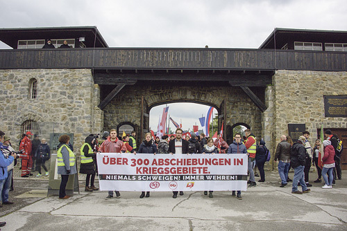 Jugendgedenkmarsch im Rahmen der Befreiungsfeier in Mauthausen.