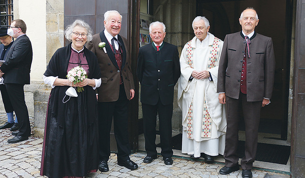 60 Jahre verheiratet. Maria und Franz Winkler feierten mit Johann Hammer, Pfarrer Hubert Puchberger und Georg Hammer (im Bild von links). 