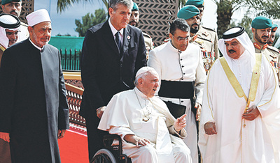 Papst Franziskus im Rollstuhl. Rechts neben ihm Scheich Hamad bin Isa Al Chalifa, König von Bahrain, links Ahmad al-Tayyeb, Großscheich der Al-Azhar-Moschee.   
