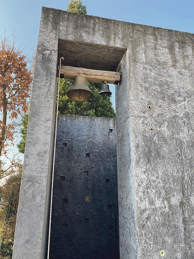 Eine Besonderheit der „Franziskuskapelle“, die aus dunkelgrau gefärbtem Beton gefertigt wurde, ist das fehlende Dach. Es lenkt den Blick nach oben, der Himmel bleibt immer sichtbar.