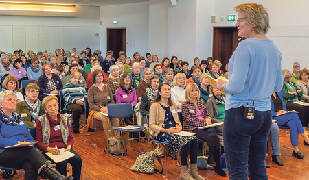 Melanie Wolfers zum Thema Zuversicht im Bildungshaus Puchberg beim ersten Impulstag der kfb