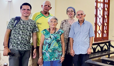 Sr. Christina Blätterbinder SSpS (2. von rechts) mit Mitarbeitenden der Gemeinde in der Parroquia El Senor del Santo Calvario, wo sie die Kartage und Ostern gefeiert hat.