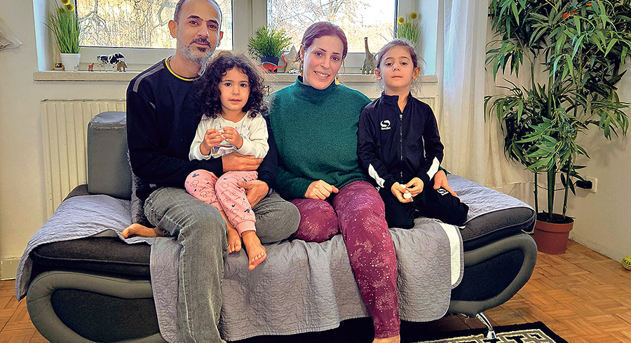 Furqan und Hadeer hoffen, dass sie dauerhaft bleiben können. Im Bild sind ihre beiden Töchter, fünf und drei Jahre alt. Der älteste Sohn ist nicht am Bild, weil er beim Besuch der Kirchenzeitung gerade in der Schule war.   