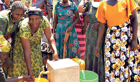Ein Brunnen versorgt 500 bis 1.000 Menschen mit sauberem Trinkwasser. 