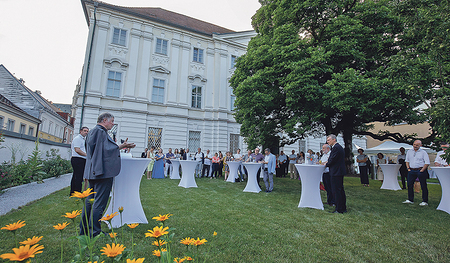 Bischof Scheuer sprach im Garten des Bischofshofs zu den anwesenden Medienvertreterinnen und -vertretern.  