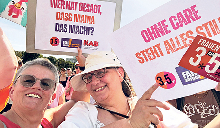Aktivistinnen der Katholischen Arbeitnehmer:innenbewegung auf der Demonstration in Wien letzte Woche. KAB