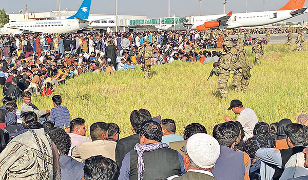 Zahlreiche Menschen am Flughafen der afghanischen Hauptstadt Kabul wollen ihre Heimat aus Angst verlassen.