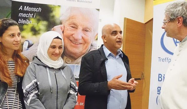 Pfarrer Franz Lindorfer (rechts) als Hausherr des Putzleinsdorfer Pfarrzentrums VITUM im Gespräch mit Asylwerber/innen    