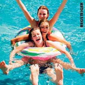 Fr?hliche M?dchen in einem Schwimmreifen im Pool                                                                                                                                            
Copyright by Foto Begsteiger KEG
Erzherzog Johann Gasse 11
