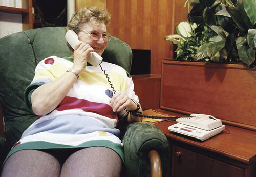 Alt,Alte,Alter,Frau,Gespr?ch,Kommunikation,Kontakt,Menschen,Oma,Reden,Rentner,Pensionisten,Senioren,Telefon,Telefonieren,Zuh?ren,Plaudern,Plausch,Tratschen,Tratsch,Klatsch,Gespraech,ZuhoerenCopyright by BilderBox- Erwin Wodicka, A-4062 Thening; 