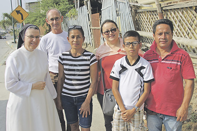 Sr. Klara Maria Falzberger aus Schwertberg (links) mit Andreas Reumayr von der Missionsstelle und einer einheimischen Familie.   
