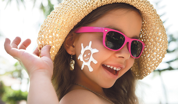 Bei zu viel Sonne bekommen wir einen schmerzhaften Sonnenbrand. Deswegen: Immer brav Sonnencreme verwenden! 