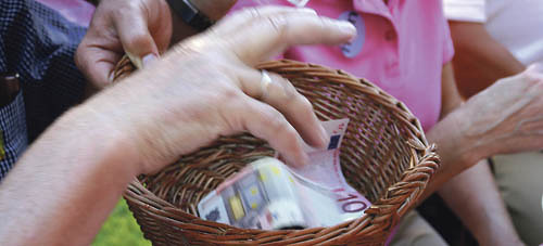 Geldspende [ (c) www.BilderBox.com, Erwin Wodicka, Siedlerzeile 3, A-4062 Thening, Tel. + 43 676 5103678.Verwendung nur gegen HONORAR, BELEG, URHEBERVERMERK nach AGBs auf bilderbox.com], Banknote, Banknoten, ejw, Euroschein, Geld, Gelder, Geldschein,