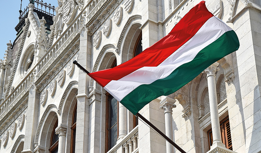 Die ungarische Flagge am Parlamentsgebäude in Budapest. Die Mandate wurden durch die Parlamentswahl am Sonntag neu verteilt.