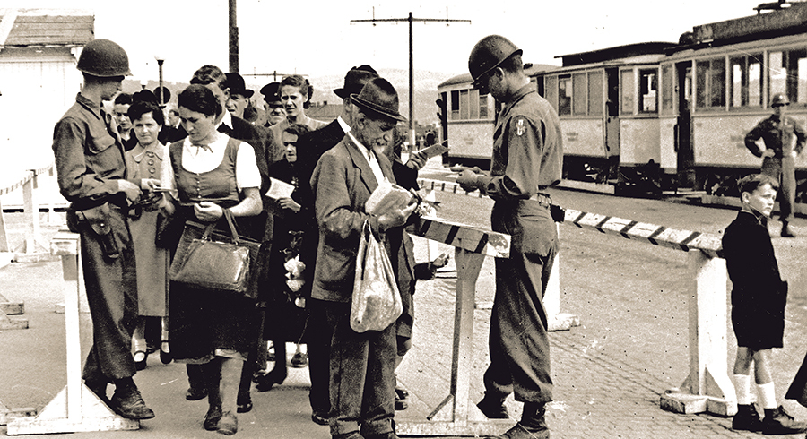 US-amerikanische Soldaten kontrollieren an der Grenze zwischen den Besatzungszonen der USA und der Sowjets auf der Linzer Nibelungenbrücke.