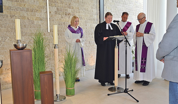 Bei der Segnung der neuen Aufbahrungshalle. 