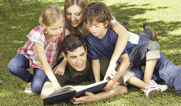 Familienzeit mit Buch   