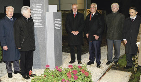 Einweihung Denkmal f¸r Heimatvertriebene. V.l.n.r.: Landesobmann der Donauschwaben Ing. Anton Ellmer, Landeshauptmann Dr. Josef P¸hringer,Bgm. Fritz Kaspar, Konsulent Hans Warezi,Ehrenobmann der Siebenb¸rger Dr. Fritz Frank,Prof. Dr. Georg Wildmann