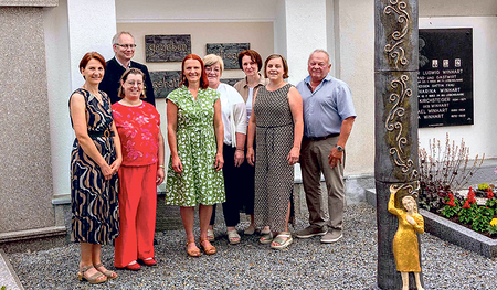 Die Gedenkstele für die Sternen­kinder mit dem Projektteam. 