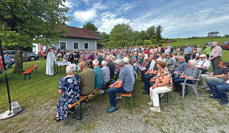Der Gottesdienst in freier Natur – bei schönem Wetter – stieß auf großes Interesse.    