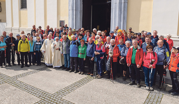 Die große Pilgerschar vor dem Ziel, der Wallfahrtsbasilika Maria Taferl   