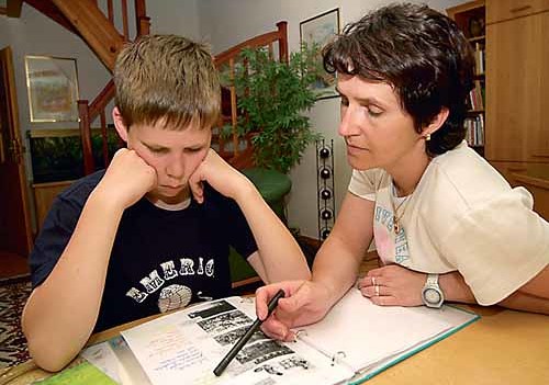 Frau hilft Kind beim lernen [ (c) www.BilderBox.com, Erwin Wodicka, A-4063 Breitbrunn, Tel. +43 676 5103 678. Verwendung nur gegen HONORAR, BELEG, URHEBERVERMERK und den AGB?s auf www.bilderbox.com ] in an am um in einer beim Schule lernen Haus?bung 